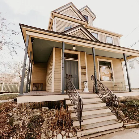 Retro Gem Box Victorian Steps From Irvine Park Apartment